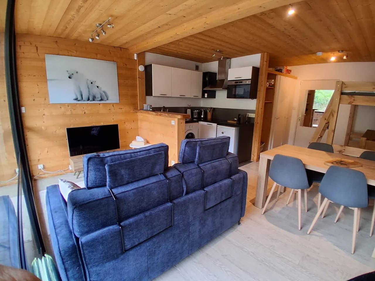 Espace de vie ouvert d'un appartement saisonnier en Haute-Savoie