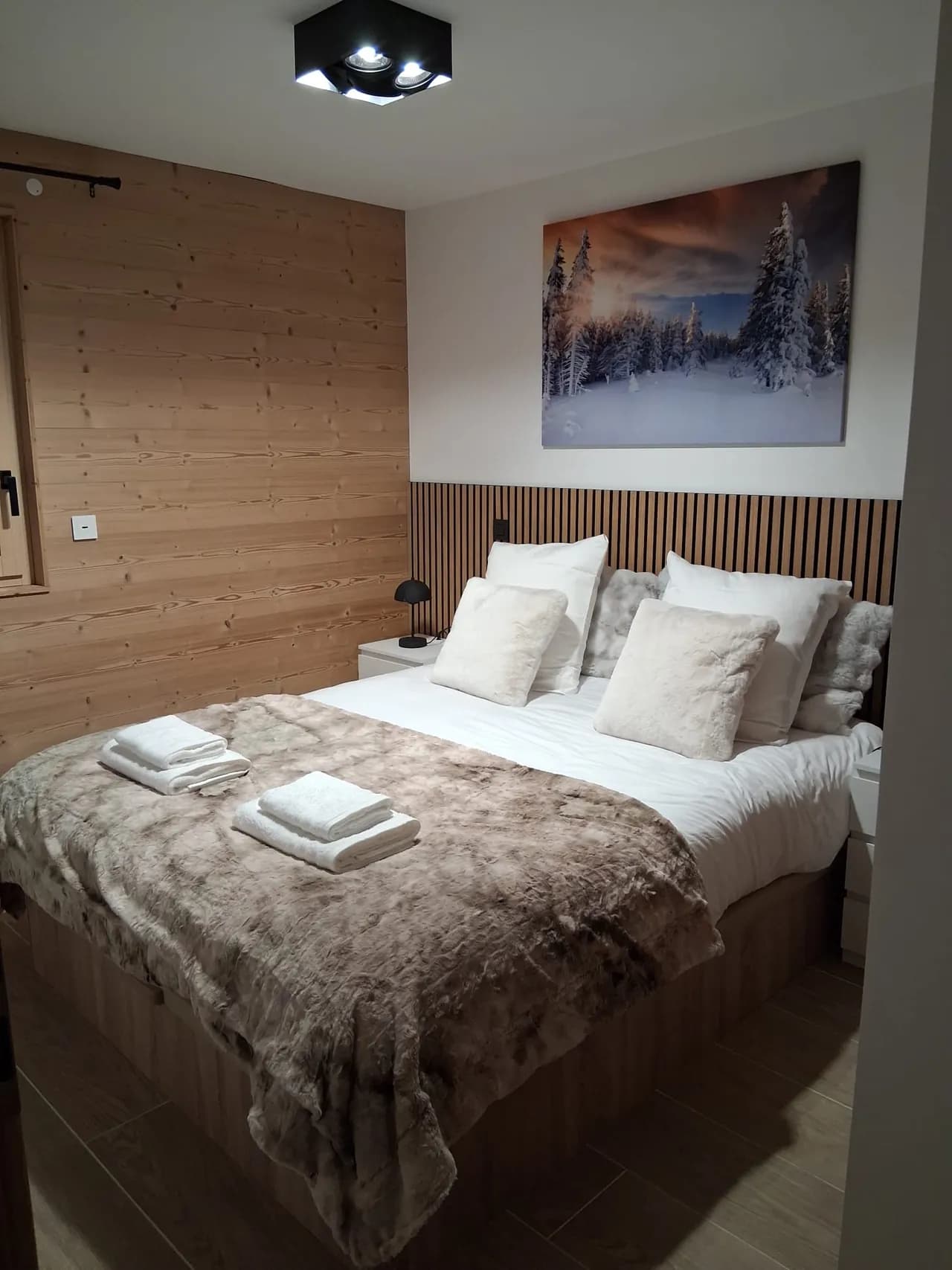 Chambre confortable au linge soigné, prête pour les voyageurs