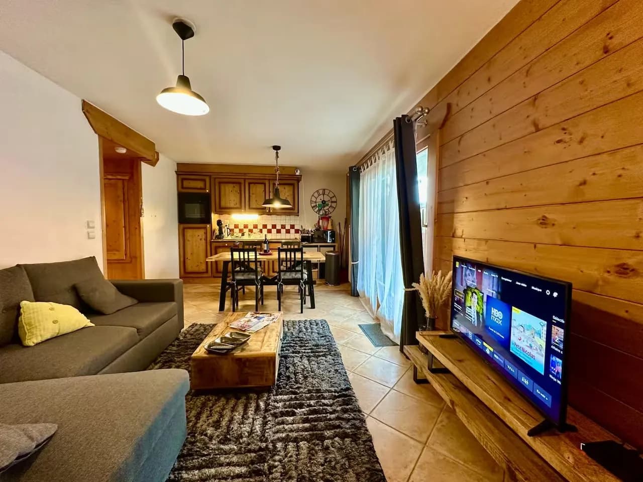 Salon chaleureux en bois d'un chalet en gestion locative
